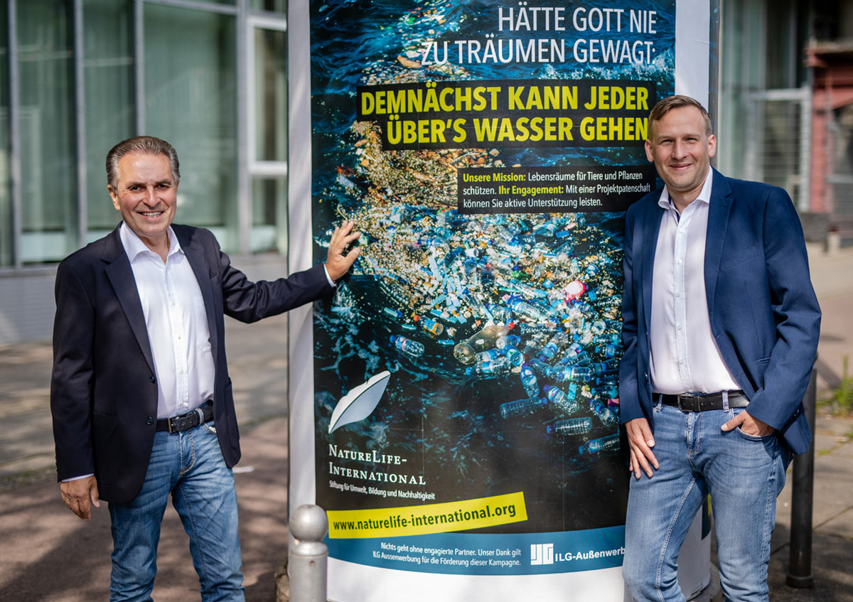 Claus-Peter Hutter, Präsident von NatureLife (links) und Patrick Wollny von ILG Aussenwerbungen präsentierten in Stuttgart die ersten Plakate