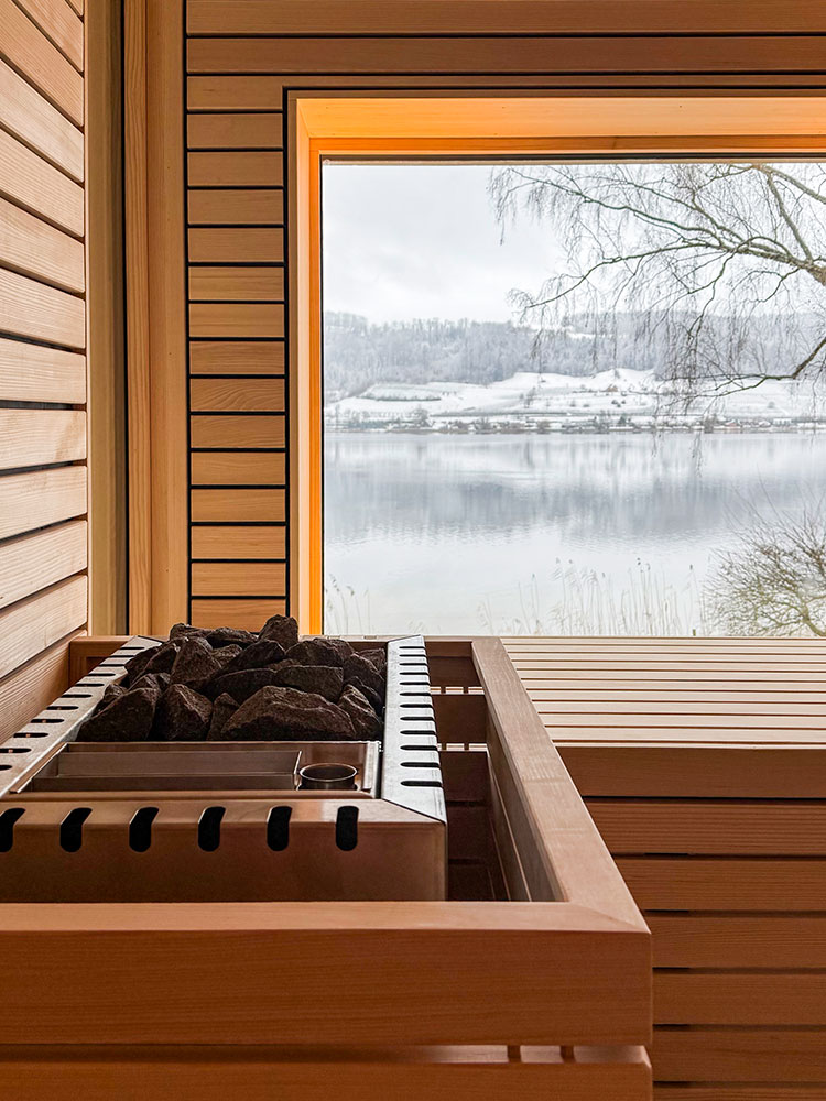 Sauna im Bootshaus mit Fenster und Blick auf den Bodensee