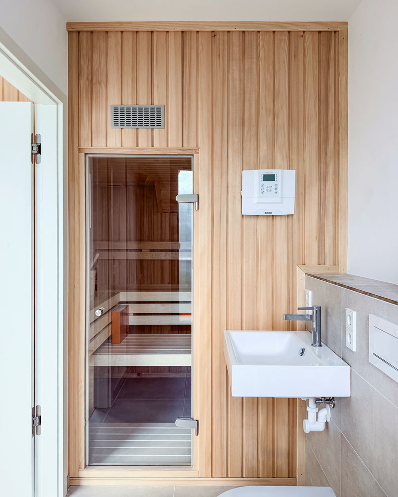 Sauna mit Glastür im Gästebad