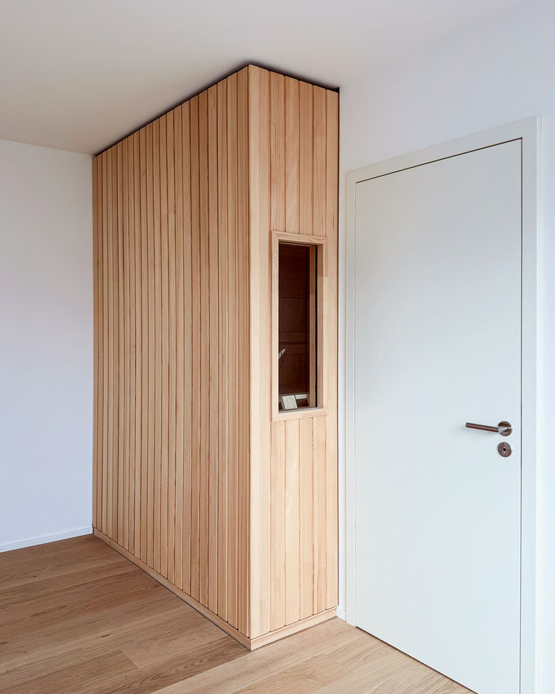 Sauna als Raumwand zwischen Badezimmer und Gästezimmer