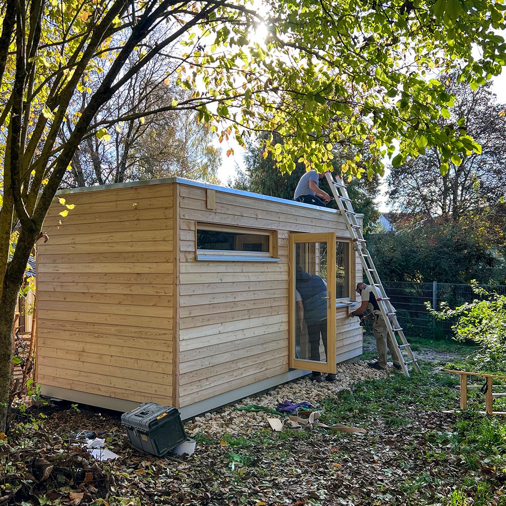 KOERNER Sauna mit Outdoor-Paket bei der Montage im Garten in Gammertingen
