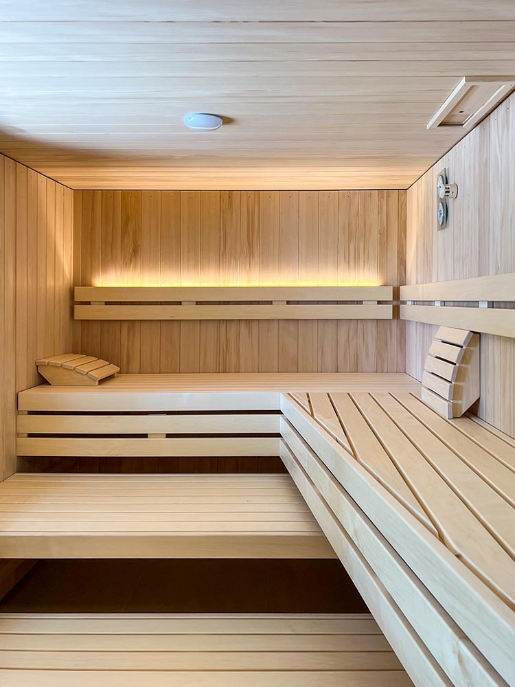 Sauna mit zwei Liegeflächen und Beleuchtung in der Rückenlehne