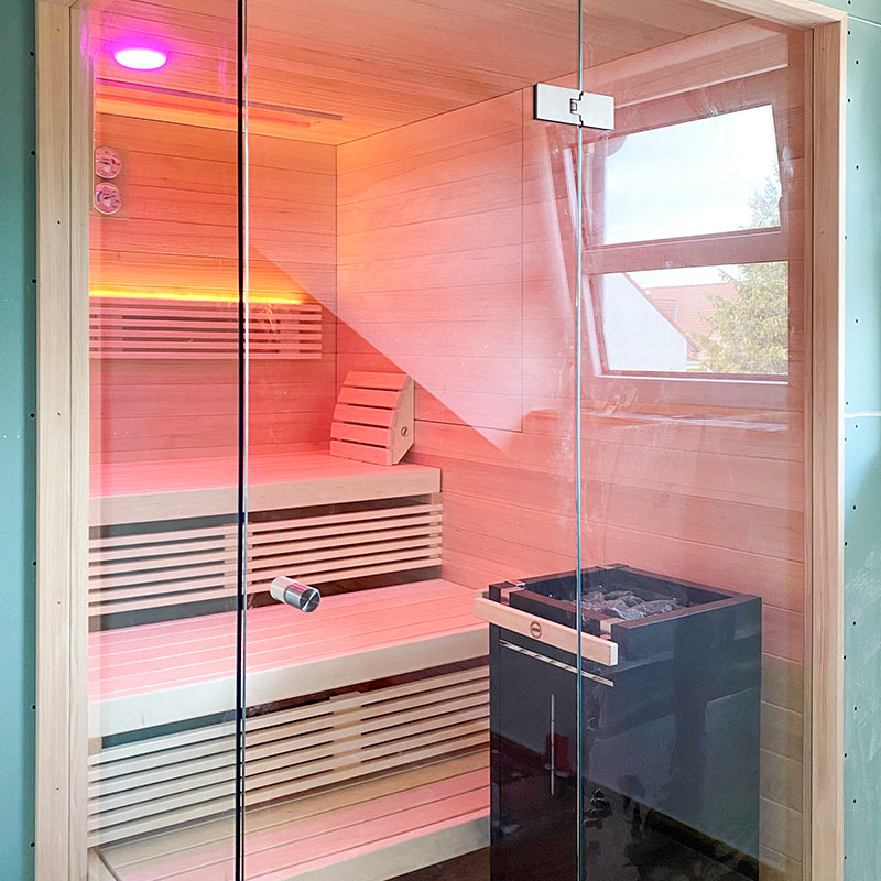 Moderne Sauna mit Eckverglasung