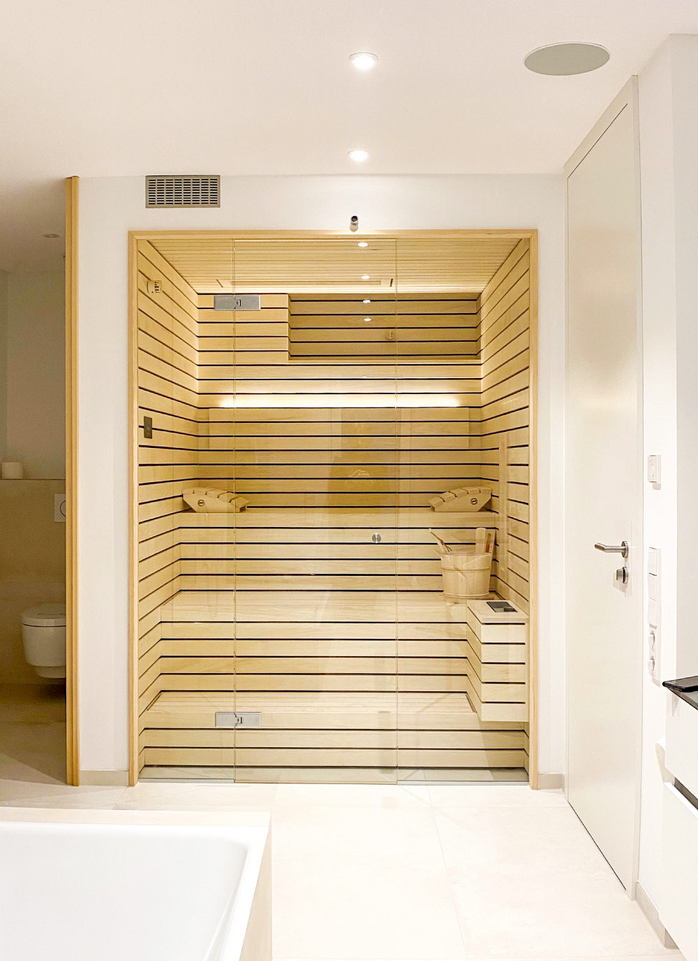 Design Sauna mit Glasfront im Badezimmer