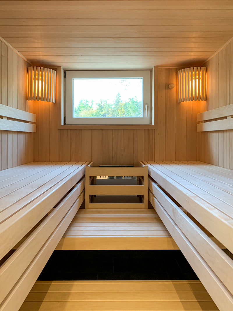 KOERNER Saunabau mit Fensterintegration und Vis-à-vis-Liegenanordnung