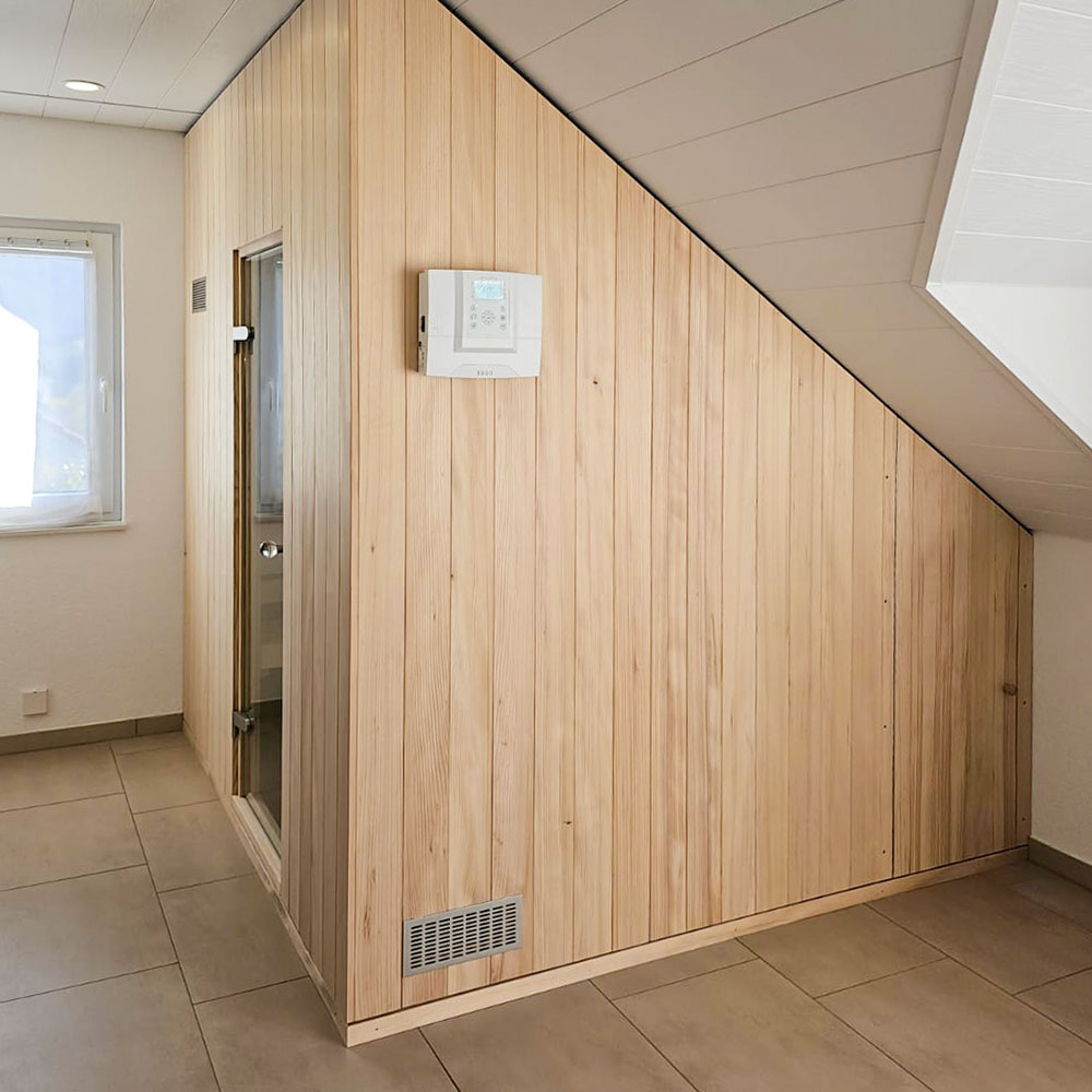Sauna im Badezimmer unter Dachschräge