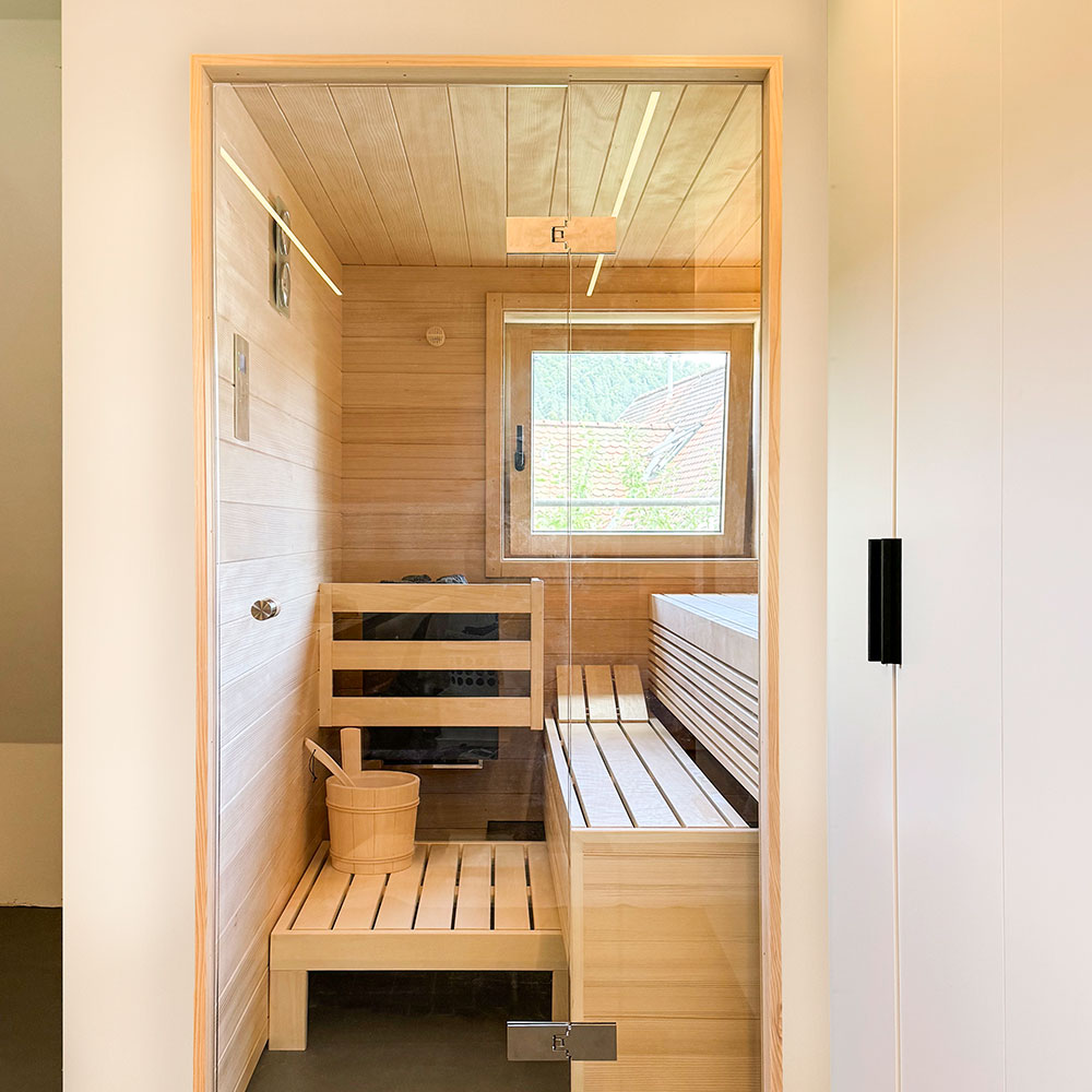 Individuelle KOERNER Sauna mit bodentiefer Glasfront und Fenster in Dachgaube im Neckartal