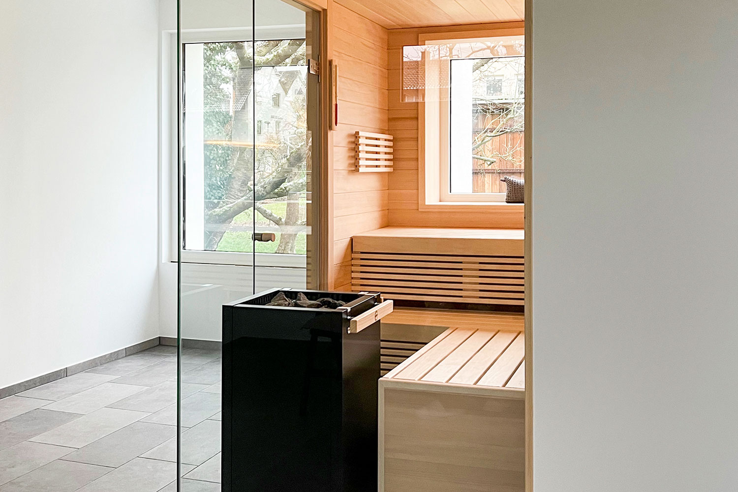 Sauna im Wellnessbereich mit Über-Eck-Verglasung und Fenster