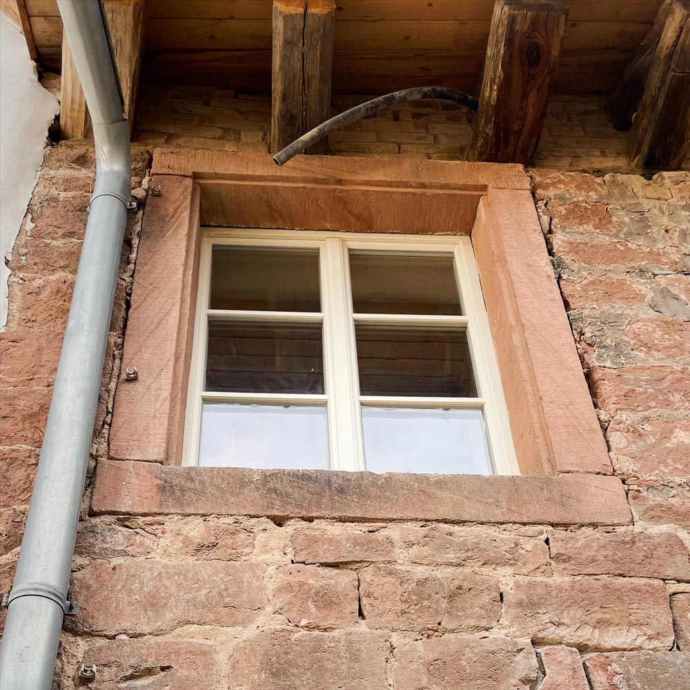 Ansicht von Außen: Sauna mit Fensterintegration