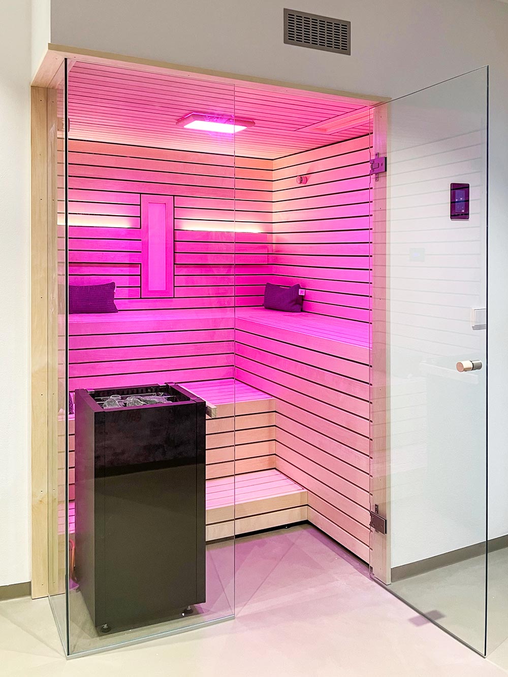 Neue KOERNER Sauna mit Glasfront und Farblicht in Pink