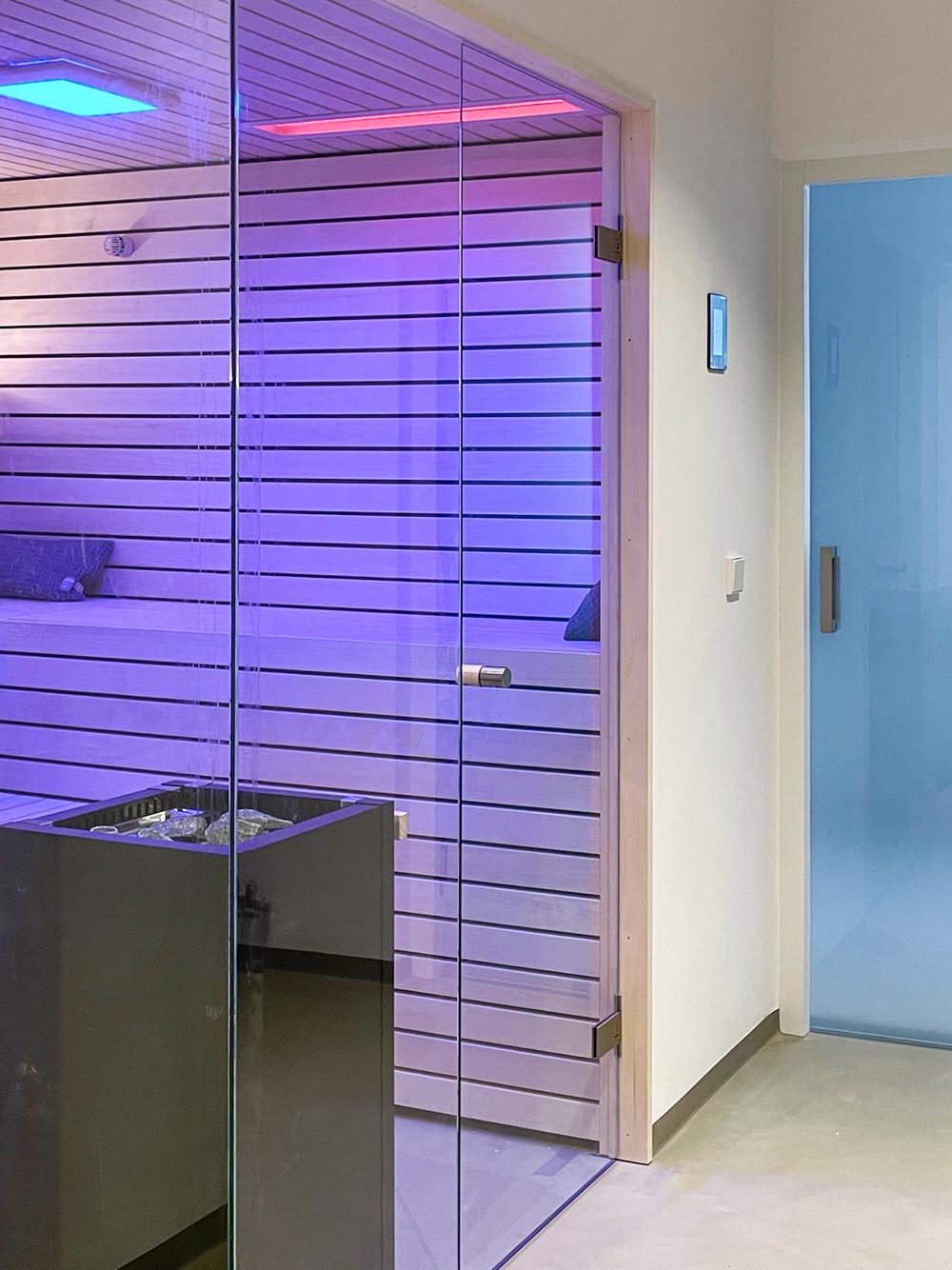 Neue Design-Sauna mit Farblicht in Violett