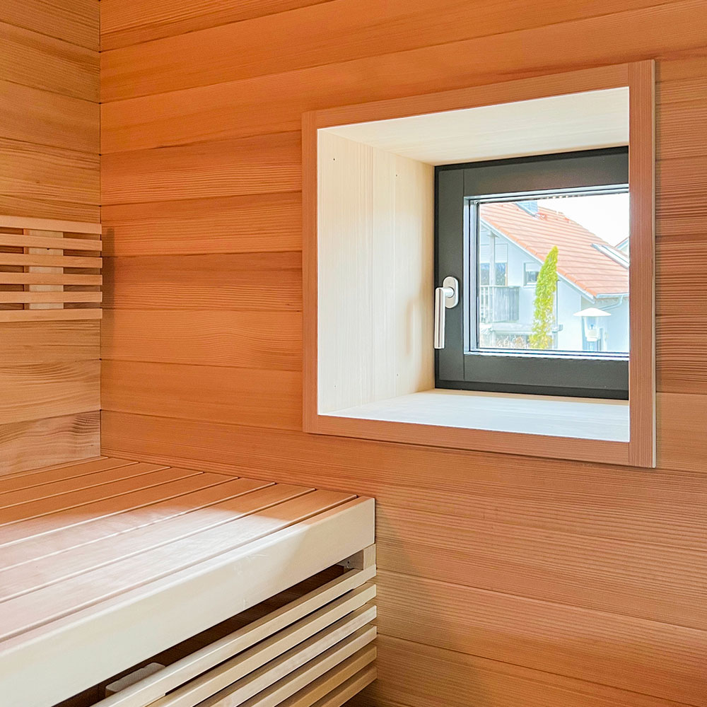 Sauna-Innenansicht mit Fenster
