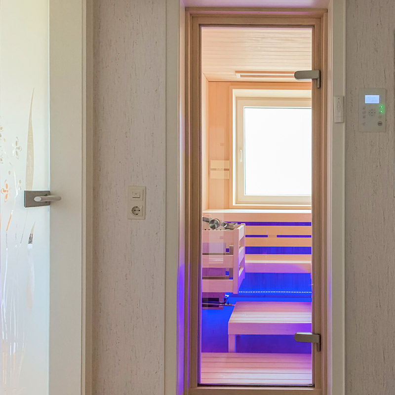 KOERNER Sauna in perfekter Raumintegration zwischen Wellnessbad und Schlafzimmer