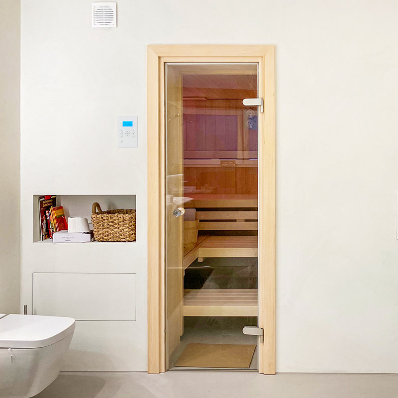 Sauna mit Glastüre im Badezimmer 