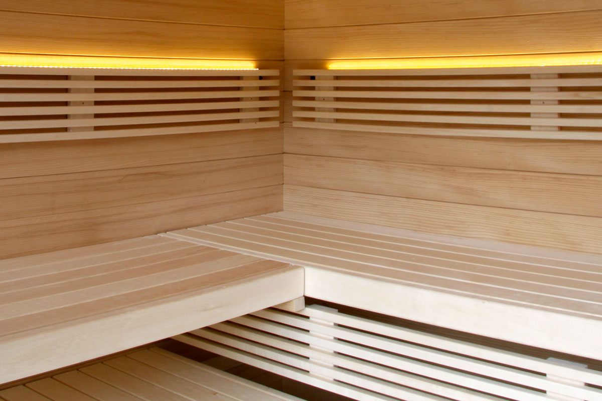 Sauna mit indirekter Beleuchtung