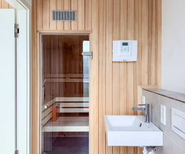 Sauna mit Glastür im Gästebad