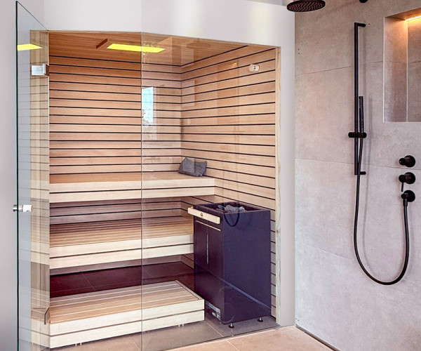 Individuelle Sauna mit Glasfront in Stuttgart
