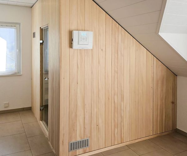 Sauna im Badezimmer unter Dachschräge