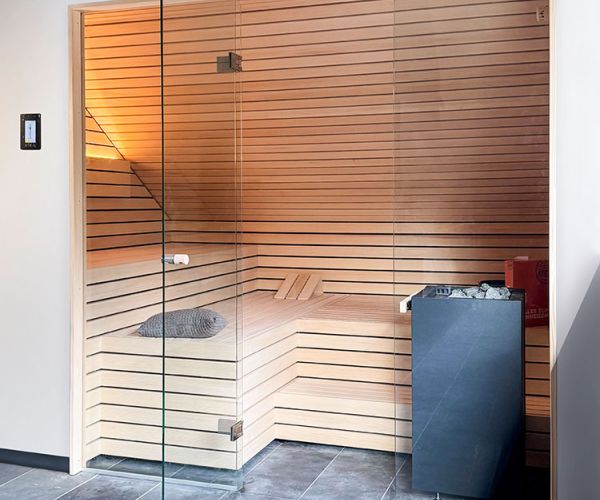Sauna in Stuttgart mit Glasfront und angepasst an die Dachschräge