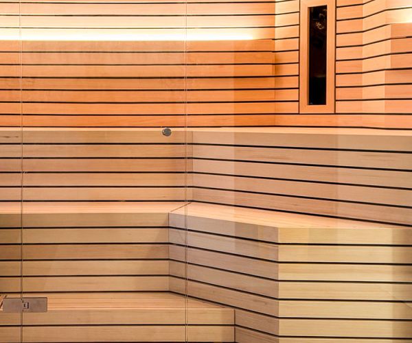 Designsauna mit Schrägenanpassung in Freiburg