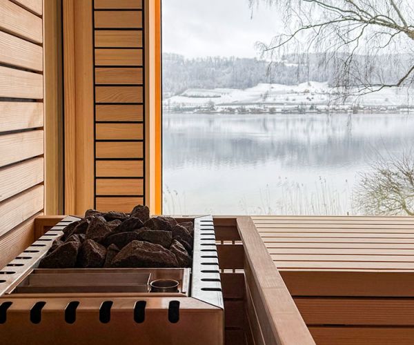 Sauna im Bootshaus mit Fenster und Blick auf den Bodensee