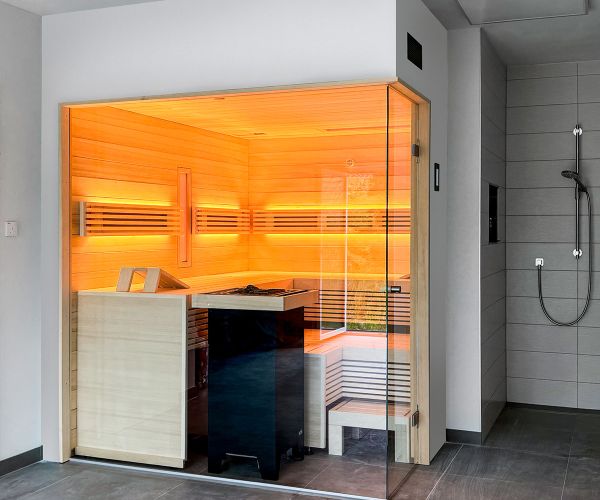 KOERNER Sauna mit bodentiefer Glasfront über Eck in Tengen, Kreis Konstanz
